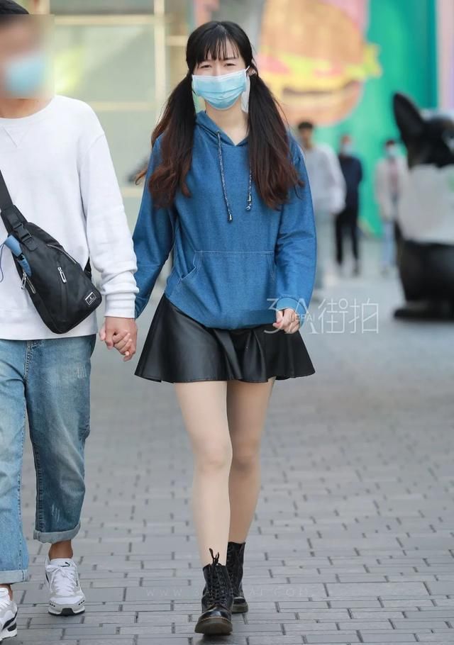 穿搭|街拍:皮肤白皙的小姐姐,一身气质短裙穿搭,秀出修长的美腿