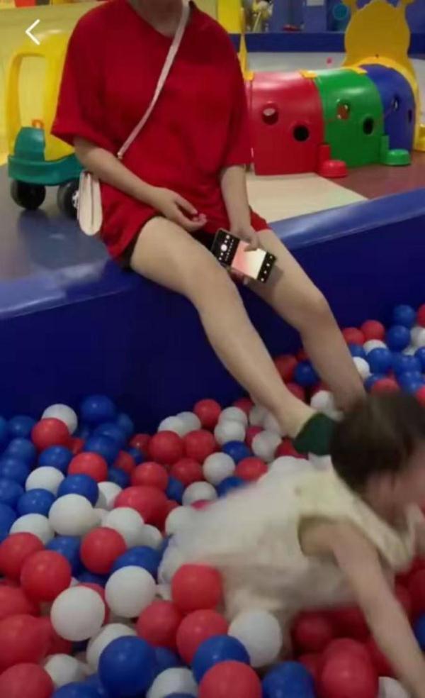 外甥女|让漂亮的小姨带娃是啥体验?原谅我不厚道的笑了,心疼宝宝