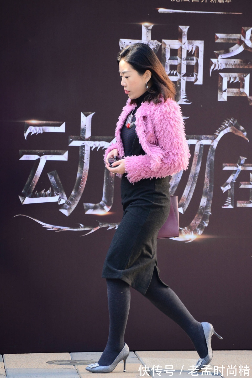 姑娘|长裙搭配打底裤,这是到了冬天的穿搭,显瘦还衬托高级感