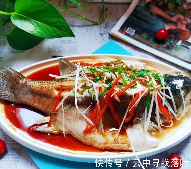 一道味道鲜美的清蒸鲈鱼，鱼肉鲜嫩！