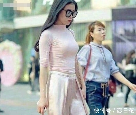 大胆|街拍美女小姐姐大胆穿搭,丰腴身形,优雅有韵味
