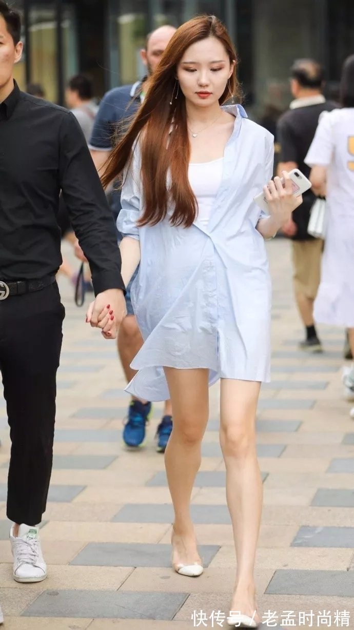 女朋友 街拍:果然是别人家的女朋友,长发飘逸,肤白貌美