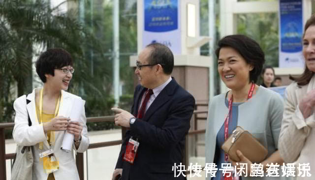 裙装 潘石屹老婆罕露面,短发配蓝裙气场强大,两口子精英气质还真登对