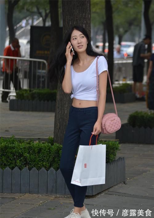 姑娘 紧身牛仔裤搭配运动鞋,苗条身材姑娘,穿出青春靓丽气息