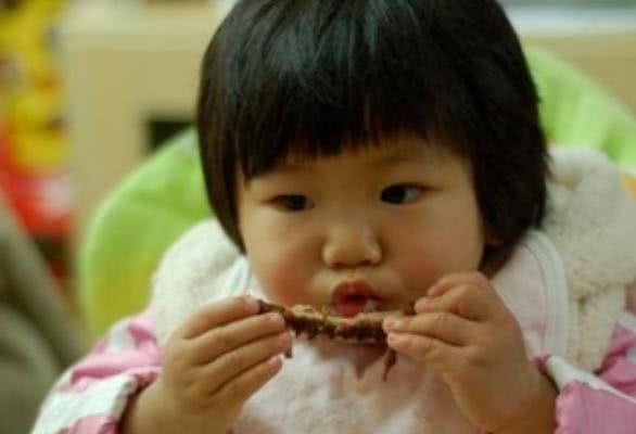 满嘴|4岁宝宝坚持刷牙,半年后却满嘴“小黑牙”,父母无知多可怕