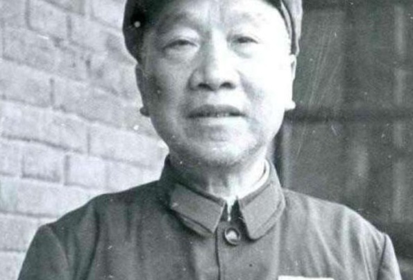 撕掉|1955年授衔时，他嫌军衔太低当众撕掉肩章，到死下葬也不穿军装