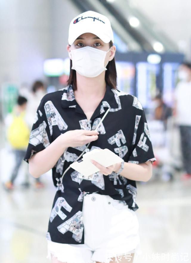 t恤|何超莲有何超琼的影子了,穿迷你印花装挺大方,短发看着更加迷人