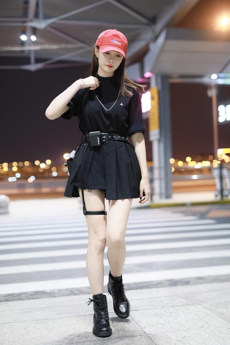 黑色|35岁的薇娅身材高挑纤瘦,穿黑T恤搭配黑色破洞工装裤,又飒又美