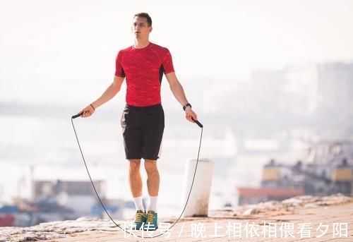 俯卧撑|5种适合在家做的健身运动,在家也能练出好身材!