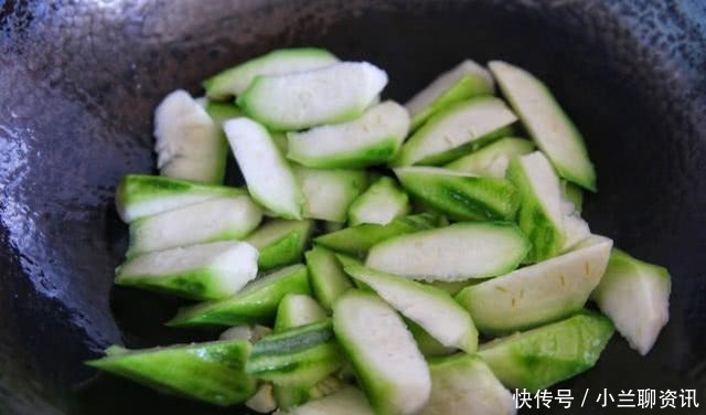 发苦|炒丝瓜时,记住不要直接下锅,教你一个小技巧,丝瓜不发黑不发苦