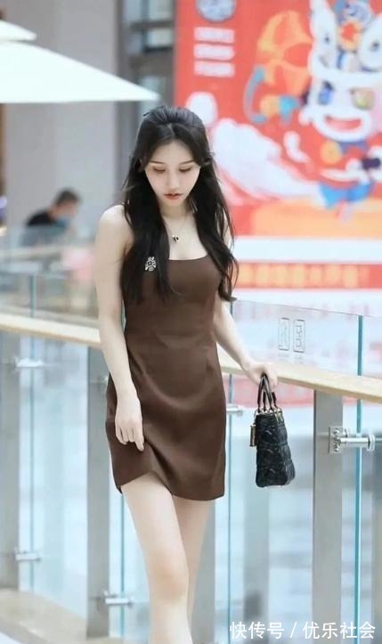 端庄 大长腿小姐姐端庄大气，深咖色连衣裙配高跟凉鞋，低调奢华有气质！