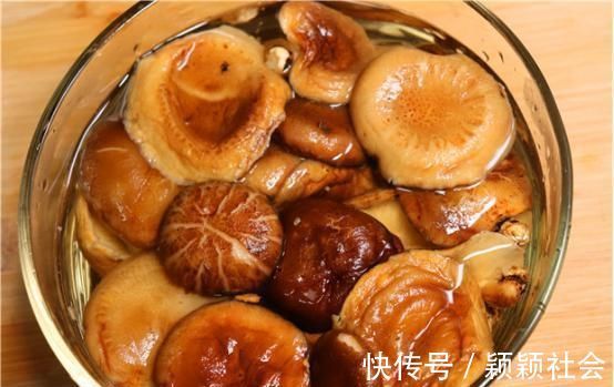 泡香菇不要放水里就泡,大厨教你一招,不夹生,泡得又快又干净
