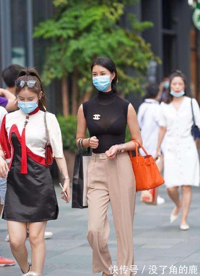 美女 穿“涤纶”打底裤的美女，造型风格娴静又好看，气质凸显！