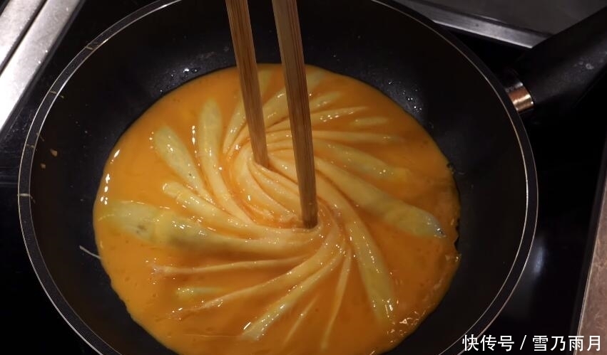 好吃|“米饭”别和鸡蛋一起炒了,把鸡蛋盖米饭上,又好吃又好看!