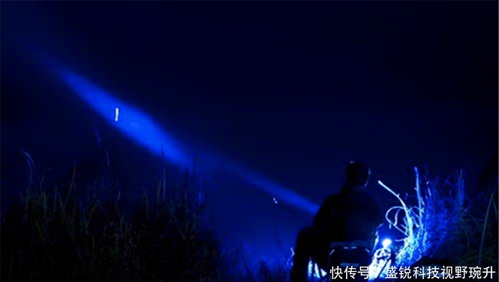 夜钓用光攻略：夜钓灯、夜光棒、电子浮漂，哪种方式最适合钓大鱼