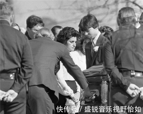 宇航服|美国“泡泡男孩”:12岁才走出隔离膜,在临终前第一次亲吻了妈妈