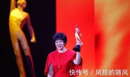 中国女排|郎平退休生活很滋润!烫头戴金项链,比年轻人还时髦,年轻了20岁