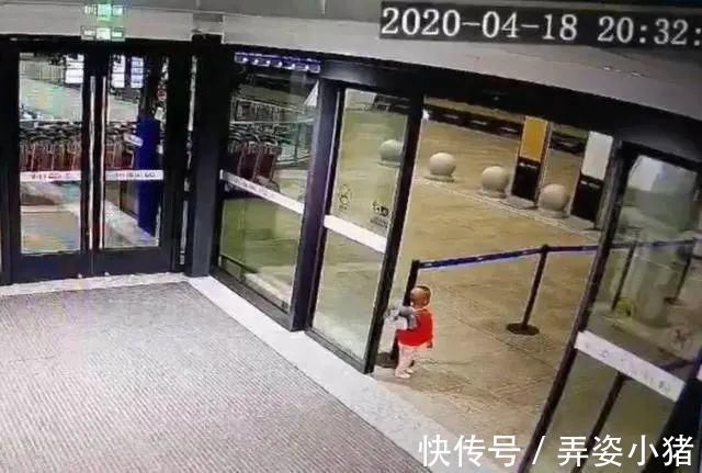 幼儿园|4岁女娃在幼儿园3天无人来接,老师打开书包后看红了眼