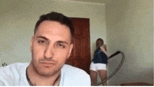 |搞笑GIF图:现在城市找不见土,只能吃砖头了