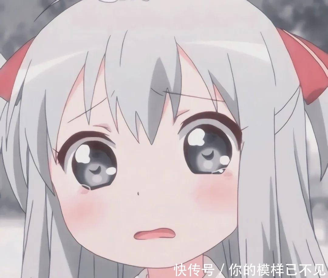 动漫头像：草地上的小羊好幸福，站在自己巨大的食物上