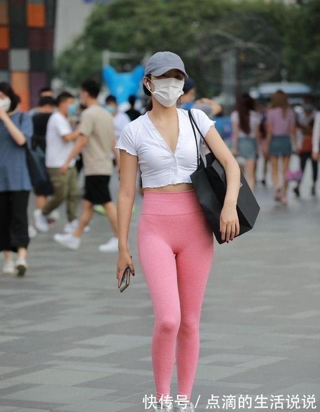 裤子 收放得体的瑜伽裤更加清新靓丽,穿出你对时尚的态度,时尚达人!