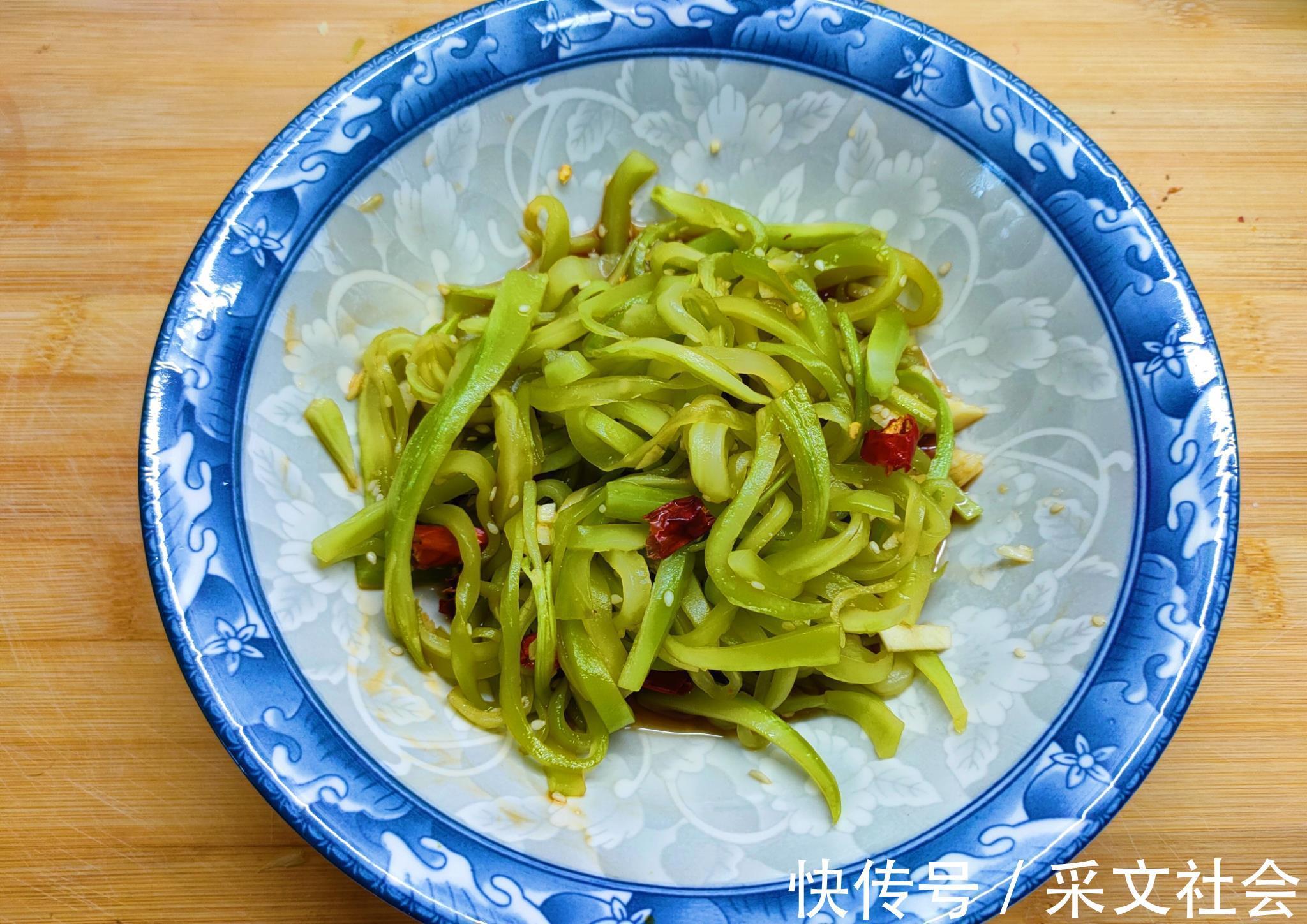 搅拌均匀|凉拌莴笋丝,第一步焯水就错了,跟婆婆学的方法,莴笋脆爽又好吃