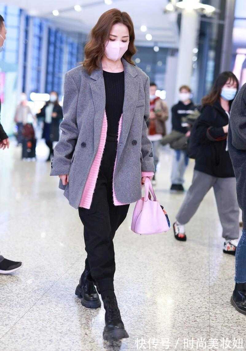 阿sa 阿Sa不愧是“时髦精”,灰色西装叠穿粉色针织开衫,又飒又美