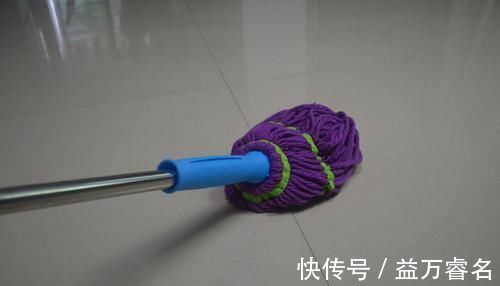 清水拖地等于白拖, 家庭阿姨教我一秘招, 地板光亮如新不留灰