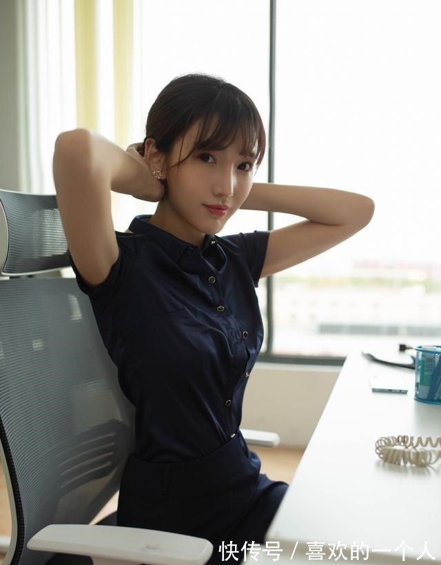 深蓝色 美女穿衬衫配短裙,端庄中带着潮流感!工作约会两不误!