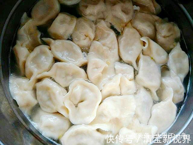 饺子皮|煮饺子时，先下锅煮就错了！多加这一步，饺子口感鲜嫩不破皮