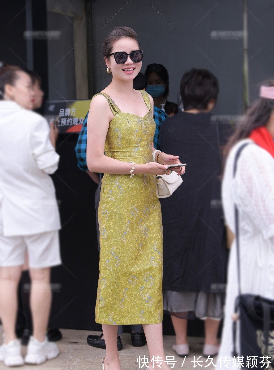 吊带|牛仔裤如此的休闲简约,而且又特别百搭,搭配体恤就很漂亮了