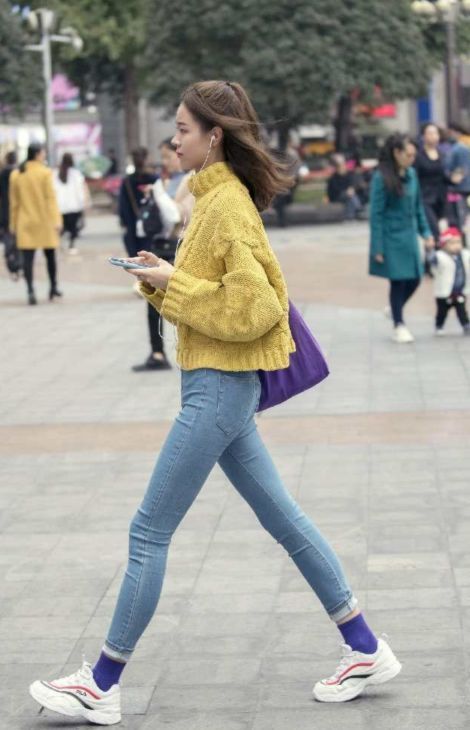 冬日|街拍:蓝色高领毛衣+黄色九分裤,在沉闷的冬日来点撞色简单时髦