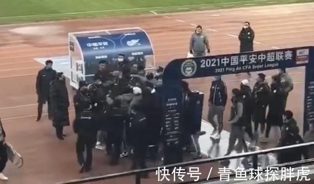 黄牌|不满多次关键判罚,大连人球员教练赛后围堵裁判