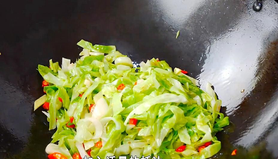 炒包菜,切记不要直接下锅炒!很多人一直做错了,难怪出锅不好吃