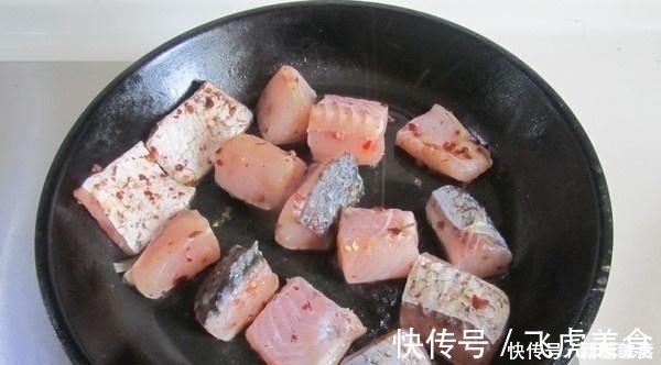 红烧|草鱼别红烧了,大厨教你一招“新吃法”,肉质鲜嫩还补钙,快收藏