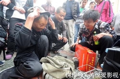 王海潮!有尊严的乞丐崔显仁:苦练10年粉笔字,从乞丐摇身变成千万富翁