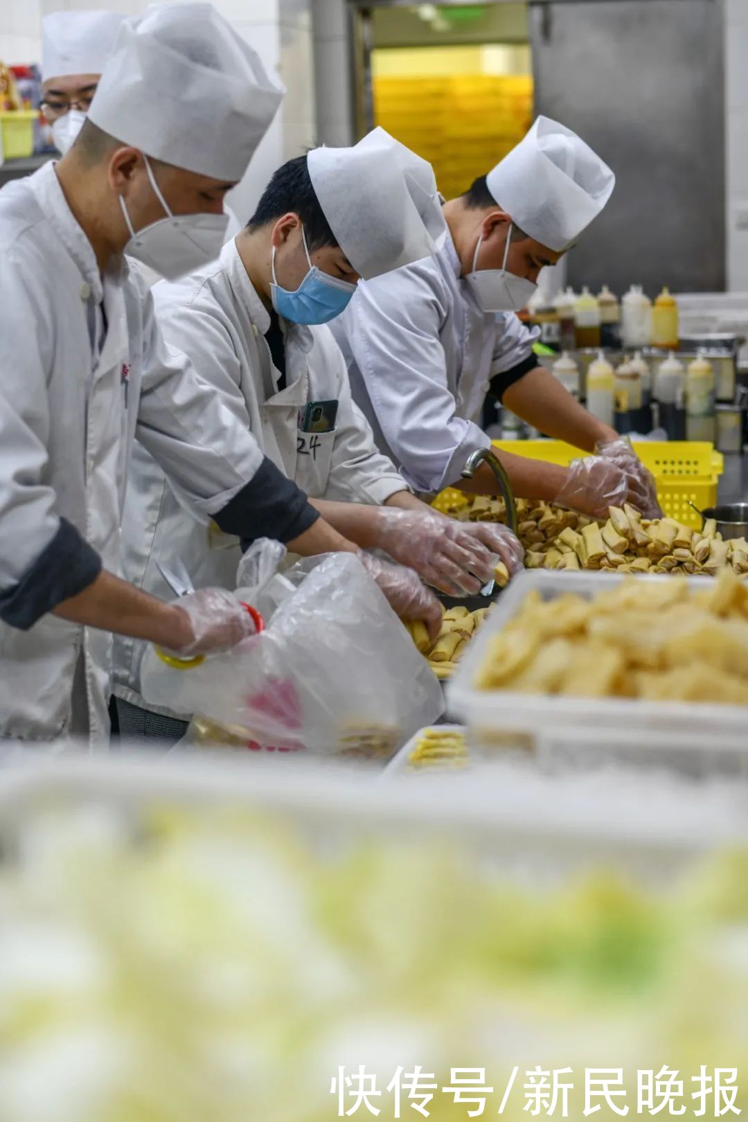 大厨忙得脚打后脑勺，“全家福”年夜饭摆上千家万户餐桌