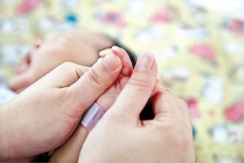 发育|多摸摸宝宝两个部位,有助于大脑发育,每位新手爸妈都学习一下