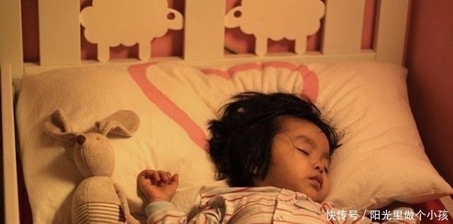 做法|宝爸陪宝宝睡午觉,醒来发现宝宝小脚冰凉,随后的做法逗笑网友