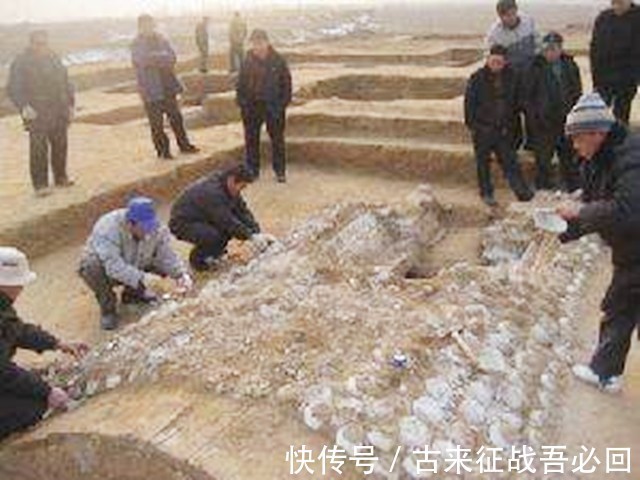 椁室|挖地基发现明朝古墓,全部墓墙都用青花瓷堆成,专家:从没见过