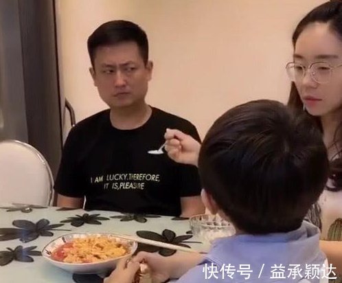 宝妈|“不服气奶爸”配合宝妈喂娃吃饭火了,成功被娃打败,还不敢吭声