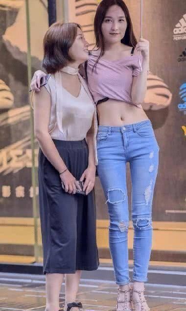 街拍美女“露脐装”美妇,跟她一起出街会不会很尴尬