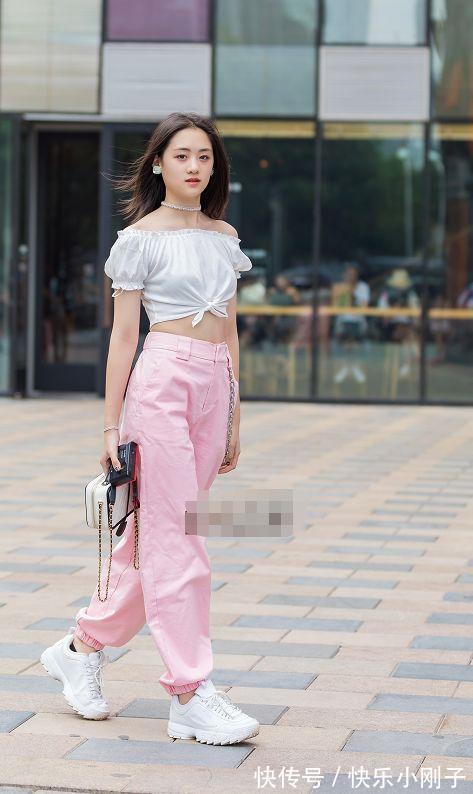 泡泡袖 黑色超短裤很好的展现了小姐姐的时尚气质