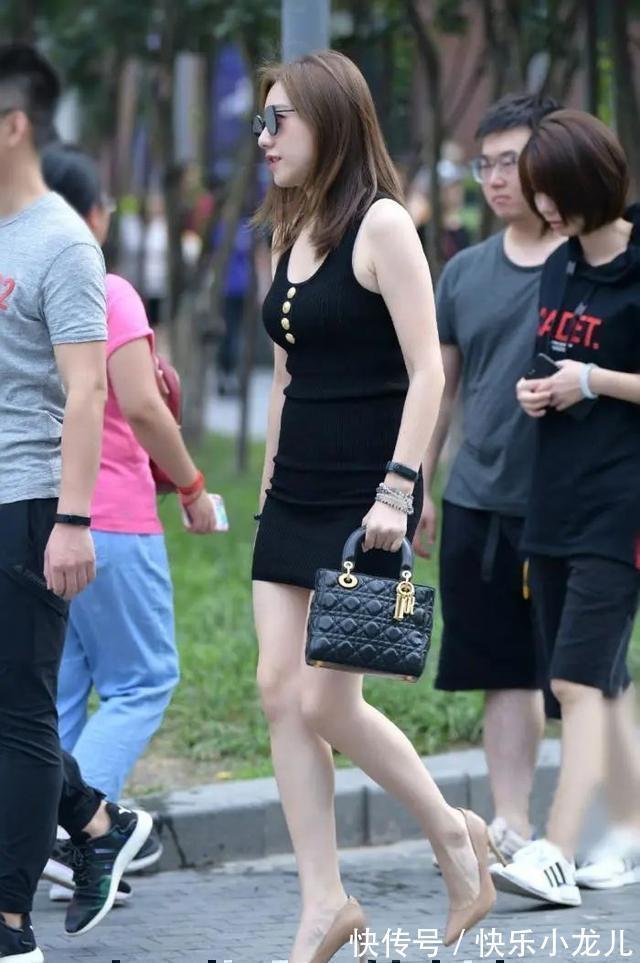 显瘦 光彩夺目的连衣裙显瘦好搭配,轻盈舒适又雅致,时尚休闲