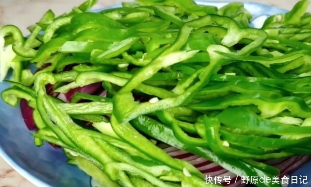 胡萝卜要多吃，教你新做法，加4个鸡蛋，营养美味，比吃肉还要香