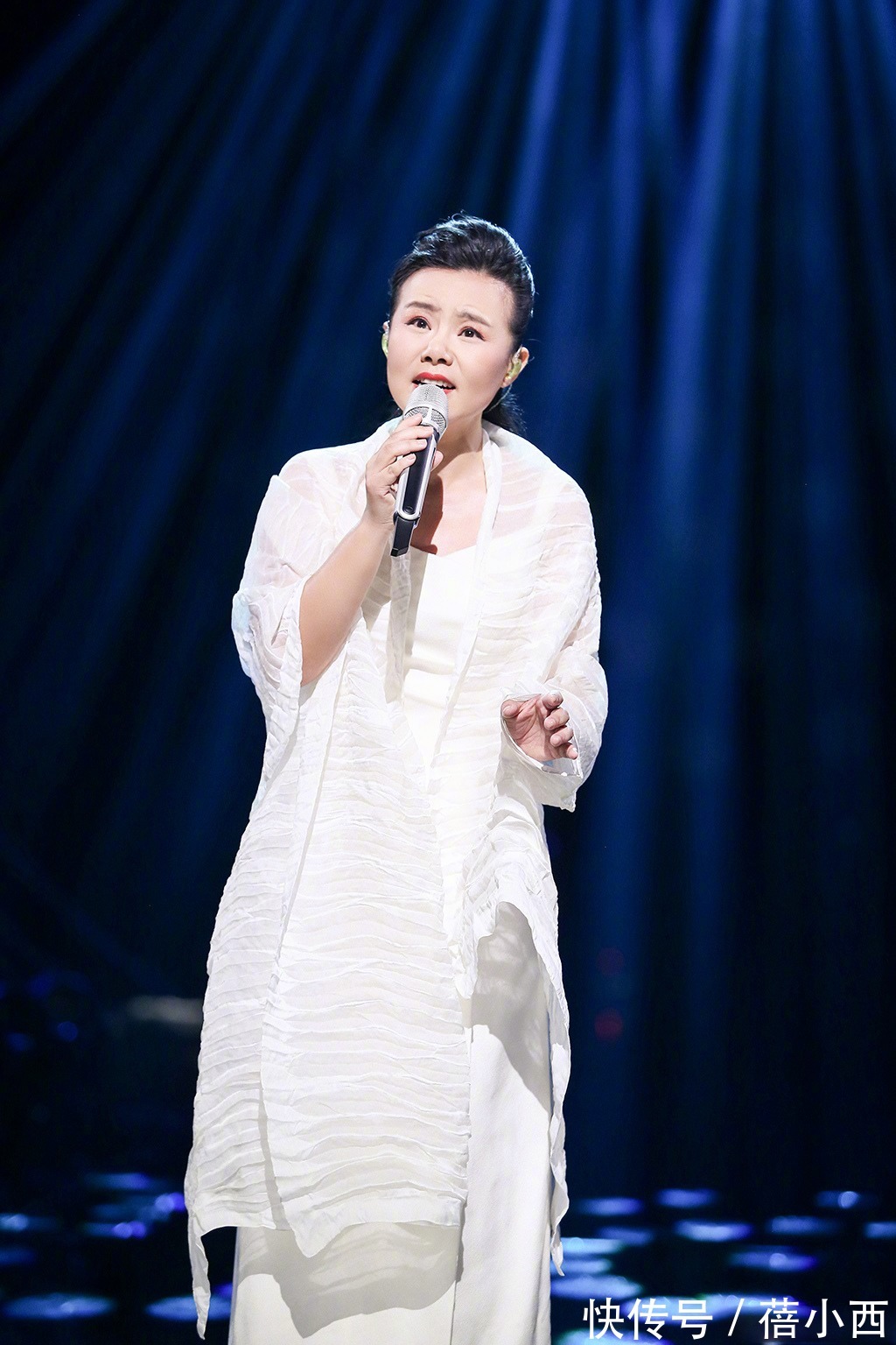 素颜|龚琳娜精神状态挺年轻,穿民族风印花外套配紧身裤,素颜状态很美