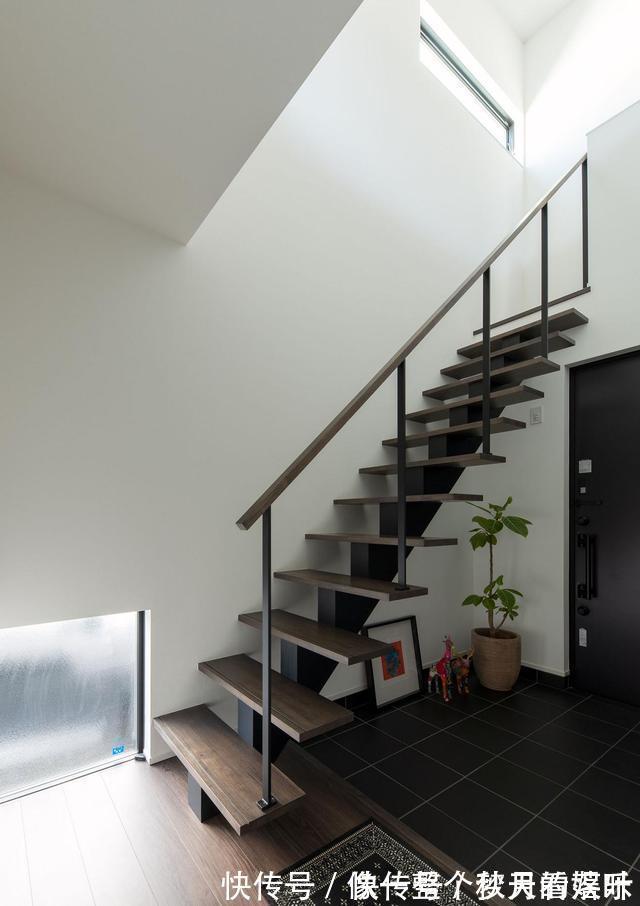 露台|顶楼复式,楼梯装家里占面积又碍事,不如把楼梯口封了挪到露台上