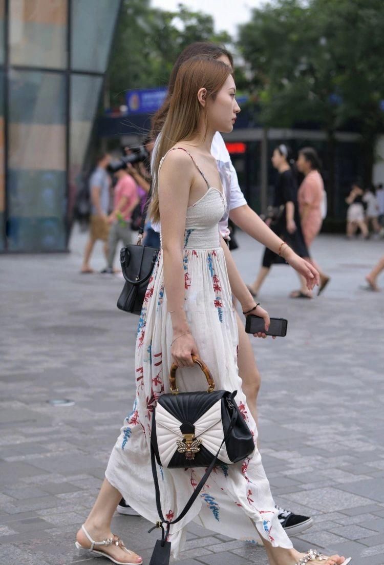 街拍森女系小姐姐,身穿棉麻长裙,仙气满满