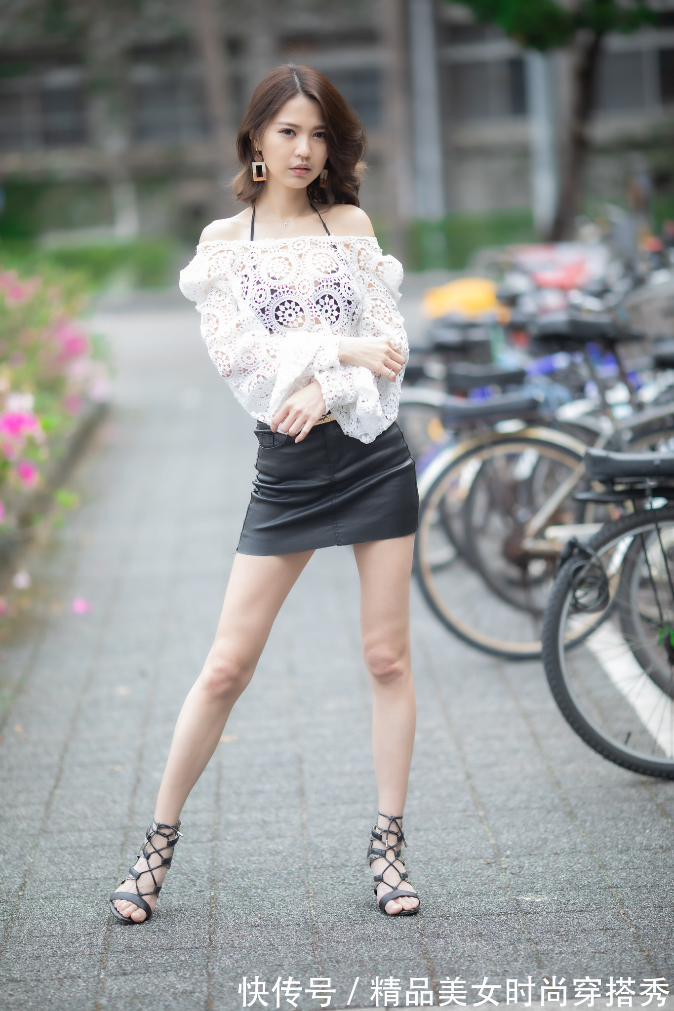 短裤裙|白色钩花蕾丝罩衫搭配西装短裤裙,惊艳绝伦,诠释靓女风韵