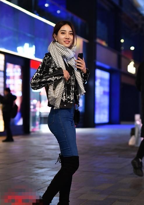 街拍:图六身材棒,白T恤搭牛仔裤,街上弯腰整理物品都这么迷人